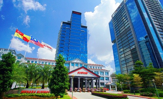 已故丹斯里萨巴鲁丁·奇克（右）明确表